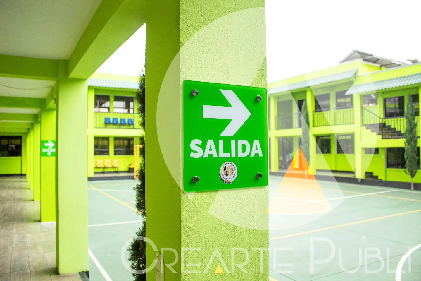 Señalización — Señaletica para Colegio Juan Pablo II de acrílico con separadores.