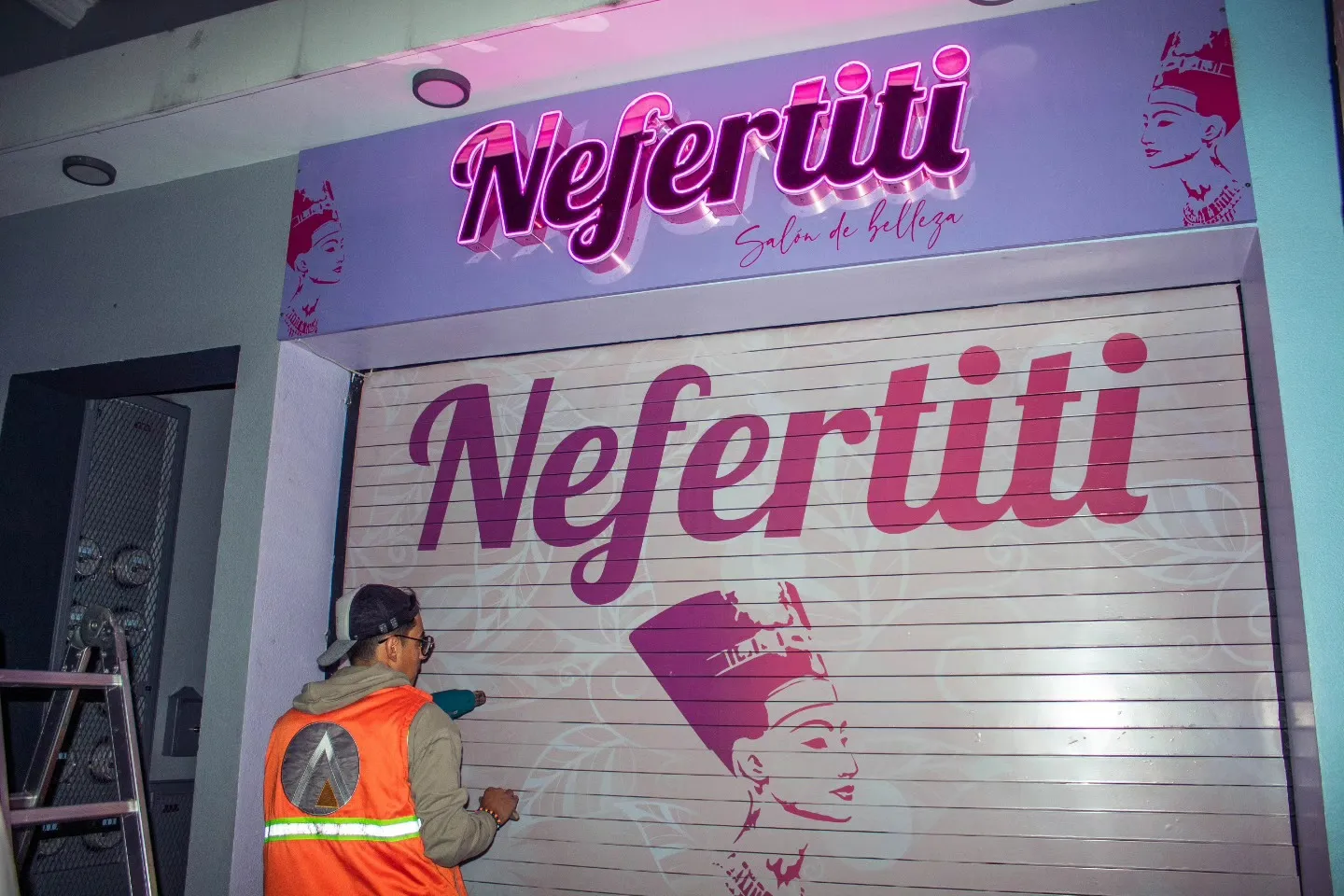 Rótulo neón — Acrilico espejo + neón y adhesivo en persiana.